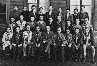 Szkolna druyna ZHP wraz z opiekunem W. Wojciechowskim - 1948r.