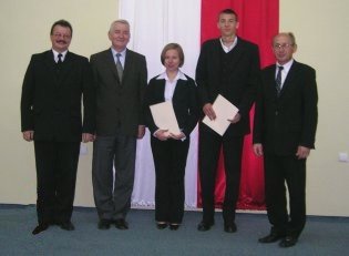 Stypendyci 2006/2007 wraz z Kuratorem Owiaty, Wicewojewod i Dyrektorem szkoy