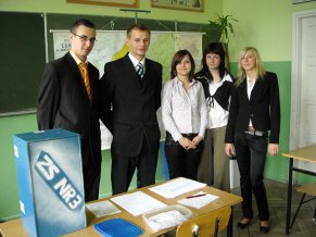Stoją od lewej: Bartosz Wójcik, Marcin Maj, Anita Bąk, Karolina Kasińska, Karolina Olech