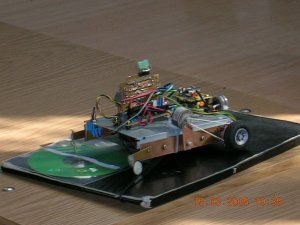 Model programowalnego robota samodzielnie wykonany i zaprogramowany przez uczniw ZS Nr 3